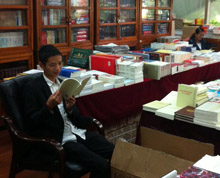 工委图书室一角·学习路上”
