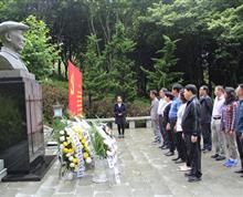 在善洲书记墓前，大家怀着无比崇敬之心敬献了花篮，重温了入党誓词，向老书记深深三鞠躬，以表达对老书记的无限缅怀。参观了“杨善洲事迹陈列馆”、“善洲窝棚”、“善洲小道”、老场部、碑林和部分林场，观看了《杨善洲》纪录片，亲身感受了杨善洲同志生平事迹和生活、生产环境，被杨善洲60年如一日坚守共产党员的精神家园所感动，科协干部的心灵受到了洗礼。”