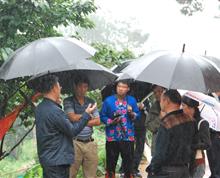 “挂包帮”“转走访”进行时，省民族宗教委领导带头，风雨无阻，深入村社，深入贫困户，察实情，解民忧，帮民困。”