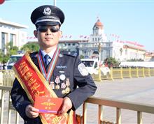  
从军营走向警营的铁骨男儿
         
提起云南省第一监狱的刘云发，他现在可是响当当的明星人物了，因为他刚从首都北京参加“纪念中国人民抗日战争暨世界反法西斯战争胜利七十周年纪念大会”的阅兵观礼归来，在天安门广场亲眼见证了这一伟大的盛况，亲耳聆听习主席的重要讲话，他是云南唯一一名受邀到北京参加阅兵观礼的监狱警察。刘云发作为一名军转干部，他于2010年从部队转业到省第一监狱工作，由于他作风优良，表现出色，成绩优异，他很快就在军转干部中脱颖而出，成长为一名副监区长。2014年5月，被中央组织部、解放军总政治部等几个部门联合授于“全国模范军队转业干部”荣誉称号。面对种种殊荣，刘云发常说，在部队听党指挥，能打胜仗，作风优良是对党最大的忠诚。在监狱服从安排，坚定信念，改造好罪犯也是践行我们的核心价值观，实现我们的中国梦的具体体现。所以，岗位大练兵的训练场上有他过硬的警体技能示范动作；危险犯转化有他独特的攻心策略；外国籍罪犯教育改造有他让人佩服的妙招。这个退伍不退色的铁骨男儿，用忠诚、担当、坚守、奉献从军营走向警营，完成了一个华美的转身，也为共筑“中国梦”涂上监狱人民警察浓墨重彩的一笔。
 云南省第一监狱
            作者:曹红芳
”