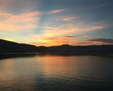 《夕阳下的滇池》夕阳下的滇池、西山和天空。只有人与自然的和谐才能营造更美好的社会环境，我们的“中国梦”就是能在这样和谐美好的环境中更快乐地生活、工作。”