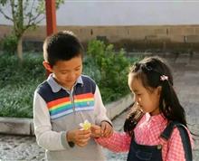 我的中国梦随手拍图片说明，图片名称“我真的很乖！”说明:保护好我们的孩子，让伤害远离，让生活充满爱，真诚。”