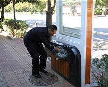 丽江监狱警察关注城市卫生

视频拍摄地在丽江市象山西路金星广场附近，拾起垃圾放进垃圾箱者系云南省丽江监狱一监区警察曹志。家住象山市场的曹志每天上下班都要经过金星广场。曹志经常说的一句话就是“城市卫生好了，市民的健康水平才能得以进一步提升”，而他把这句话践行在生活中的点点滴滴。无论在回家路上，还是其他地方，只要他看到地上有果皮、纸屑、未放进垃圾箱的垃圾，他都会习以为常的弯下腰，拾起垃圾放进垃圾箱，把当前丽江正在开展的“四创两申”工作落实在行动上。
个人的力量总是有限的，但我们相信，千千万万个“曹志警官”都伸出双手，自觉维护身边的环境卫生，我们的生活会越来越美好。
拍摄者：云南省丽江监狱政治处一级警员  张春晓
电话：15240960352
”