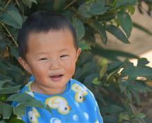 村头的孩子露出纯真的笑容”
