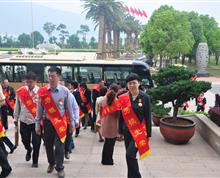 礼赞劳动美，托起中国梦。”