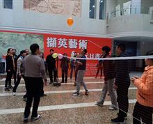 云南省图书馆年初举办的工会活动 正在进行吹气球比赛  ”