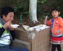 云南省图书馆旁边的巷子 看到父女一同在吃简单的午餐 ”
