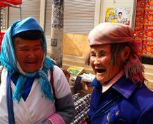 照片抓拍于昆明市阿子营乡街子天，一对民族老姐妹正在开心地聊家常。每每看到这幅照片，就会被她们那发自内心自然淳朴的笑容所感染。由此使自己领悟到：其实中国老百姓的梦想非常简单。”