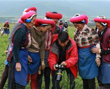 瞧一下我们的照片(云南日报记者采访迪庆香格里拉市达拉移民村的藏族阿妈)”